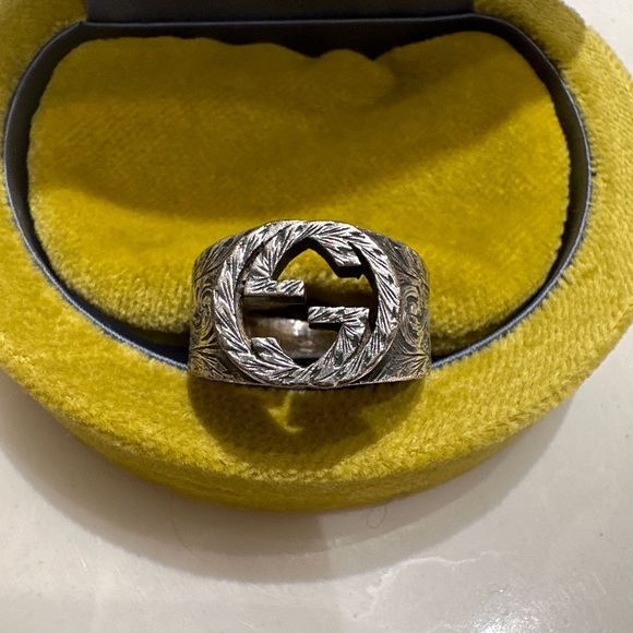 Gucci Interlocking GG Ring - Picture 2 of 11